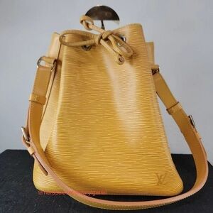 •LOUIS VUITTON• Vintage 1995 Epi Petit Noe bucket bag